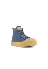 Zapatilla alta de gamuza azul con una suela de goma beige texturizada, que presenta un sistema de cordones en la parte delantera y un parche de logo en la lengüeta.