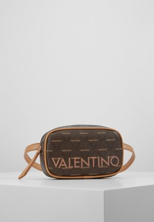 Sac banane rectangle marron Valentino avec bordure marron clair et motif logo répété à l'avant, présenté sur un piédestal blanc.