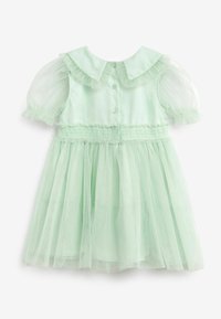 Robe pour enfant en vert menthe pastel avec des manches en puff transparentes, un col en pointes rufflé, un dos boutonné et une jupe en tulle froncée.