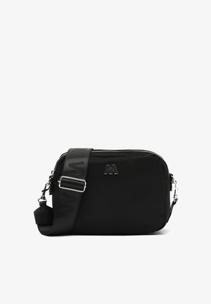 Bolso cruzado de nylon negro con correa ajustable, cierre de cremallera y logo en relieve. Presenta una textura suave y un diseño minimalista.