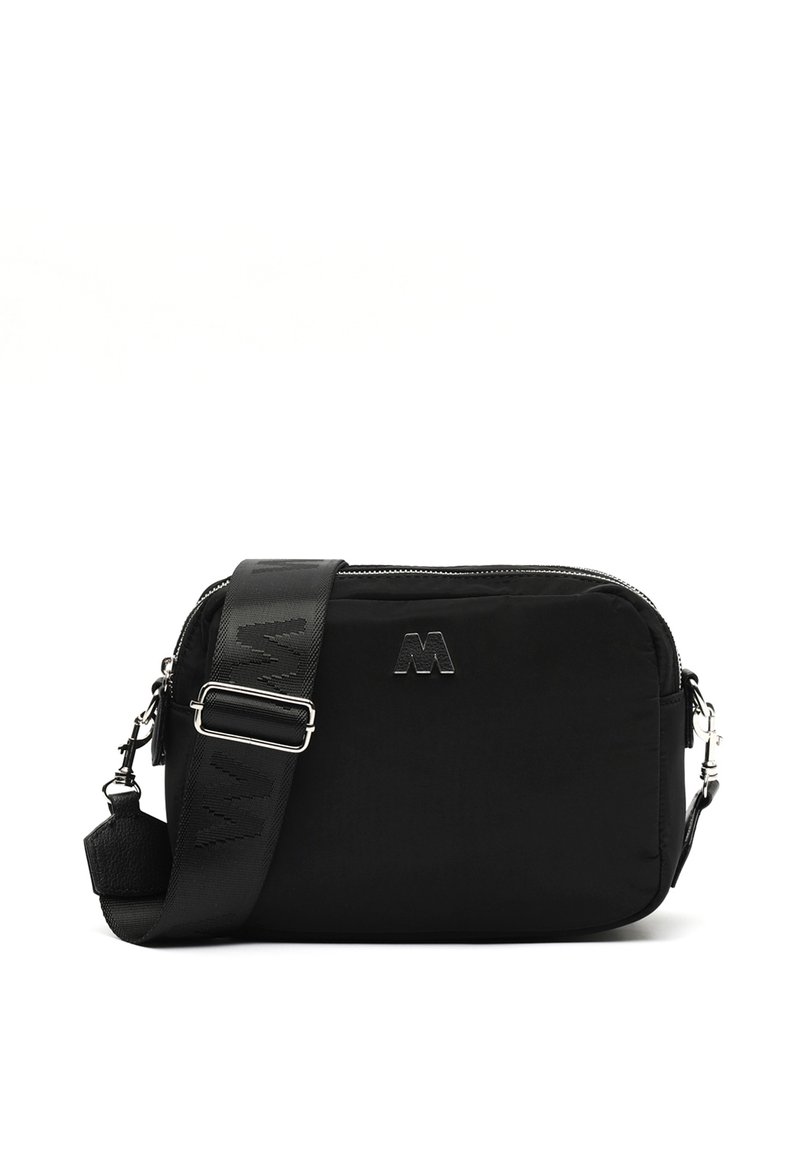 Borsa a tracolla in nylon nero con tracolla regolabile, chiusura con zip e logo in rilievo. Presenta una texture liscia e un design minimalista.