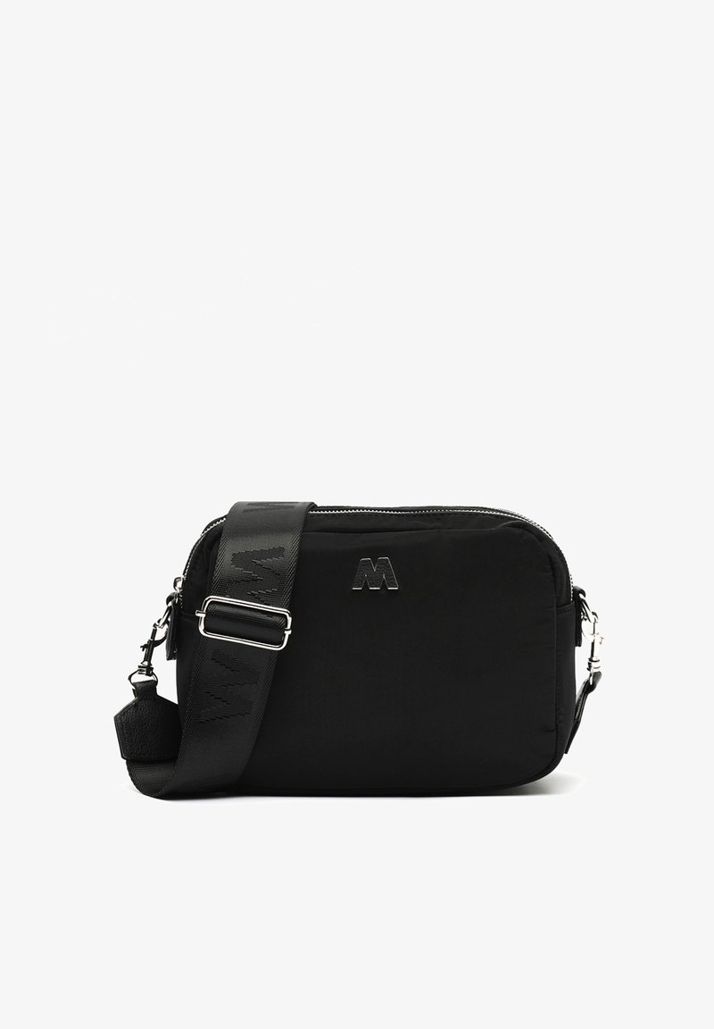 Borsa a tracolla in nylon nero con tracolla regolabile, chiusura con zip e logo in rilievo. Presenta una texture liscia e un design minimalista.