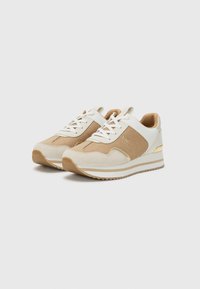 Beige-weiße Sneakers aus einer Kombination von Mesh- und Wildledermaterialien, mit einer strukturierten Sohle und goldenen Akzenten an der Ferse. Gummisohle, Schnürdesign.