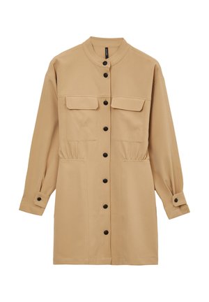 Giacca in stile utility beige realizzata in tessuto morbido, con colletto alla cinese, due tasche frontali e bottoni neri sul davanti.