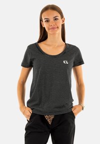 Camiseta a rayas en blanco y negro con mangas cortas y escote redondeado, que presenta un pequeño logo en el pecho. Tejido suave y ligero.