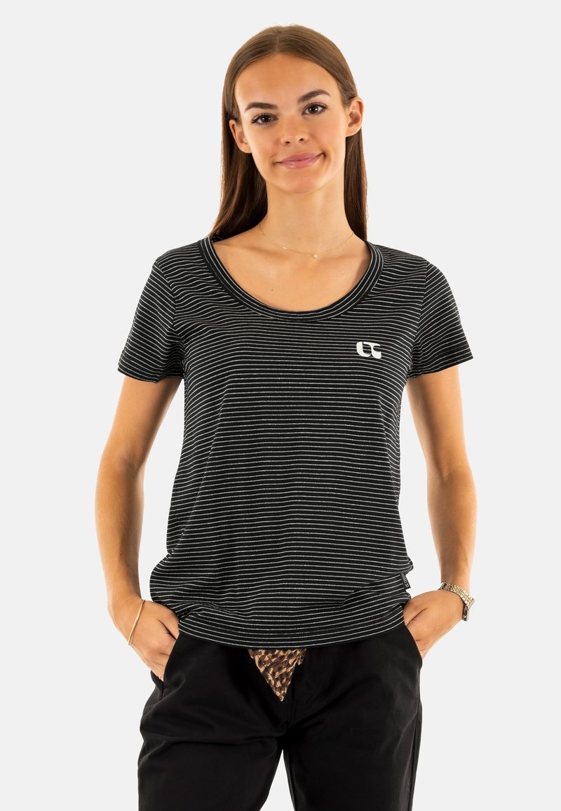 Camiseta a rayas en blanco y negro con mangas cortas y escote redondeado, que presenta un pequeño logo en el pecho. Tejido suave y ligero.