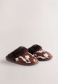 Brązowo-białe kapcie z futerkiem sztucznym o wzorze, z ciemnym futrzanym mankietem i płaską, solidną podeszwą. Miękka tekstura o przytulnym designie.