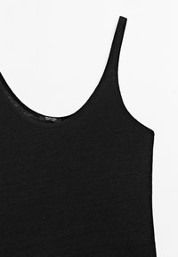 Svart linne gjort av lättviktsmaterial, med smala band och rundad uringning. Enkelt, minimalistiskt design med en jämn textur.