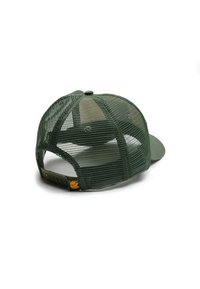 Gorra snapback de malla verde con visera verde sólido, correa ajustable y detalle de logo circular en el lateral.