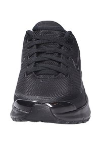 Musta urheilusneakeri, jossa on verkkopintainen yläosa ja kangasnauhat. Varusteena kaareva musta pohja ja huomaamaton logo-aksentti sivulla.