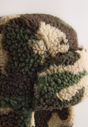 Tekstureret, flerfarvet fleece-stof med camouflage mønstre i grøn, brun og creme, der skaber et blødt, plush udseende.