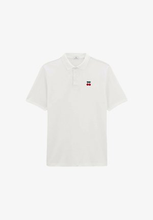 Polo blanc en coton, doté d'un col à deux boutons, de manches courtes et d'un logo cerise rouge et vert sur la poitrine gauche.