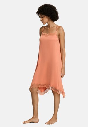Brzoskwiniowa nocna koszula na regulowanych, cienkich ramiączkach, z koronkową lamówką przy dekolcie i na dole, o zwiewnym kroju i miękkim materiale.