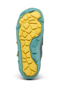 Sole di scarpa con un design in gomma testurizzata gialla e teal, con un battistrada decorato per una presa migliore, e una transizione in materiale tessile grigio per la parte superiore.
