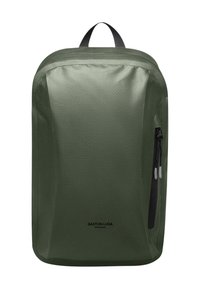 Grön ryggsäck i texturerad nylon, med ett handtag på toppen och en sidoficka med dragkedja. Logotypen är tryckt på framsidan.