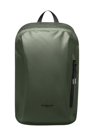 Zaino verde in nylon testurizzato, dotato di manico superiore e tasca laterale con zip. Logo del marchio stampato sulla parte anteriore.