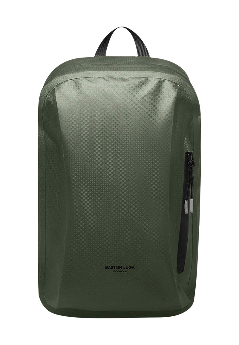 Grön ryggsäck i texturerad nylon, med ett handtag på toppen och en sidoficka med dragkedja. Logotypen är tryckt på framsidan.
