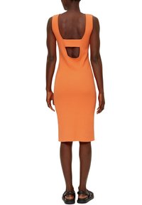 Figurbetontes orangenes Strickkleid mit tiefem quadratischem Rückenausschnitt und breiten Schulterträgern, das bis zur Mitte der Waden reicht. Mattschimmernde Textur.