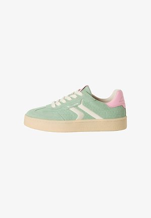 Baskets en daim vert avec des lacets crème et un design texturé. Présente des accents roses sur le talon et une semelle en caoutchouc beige.