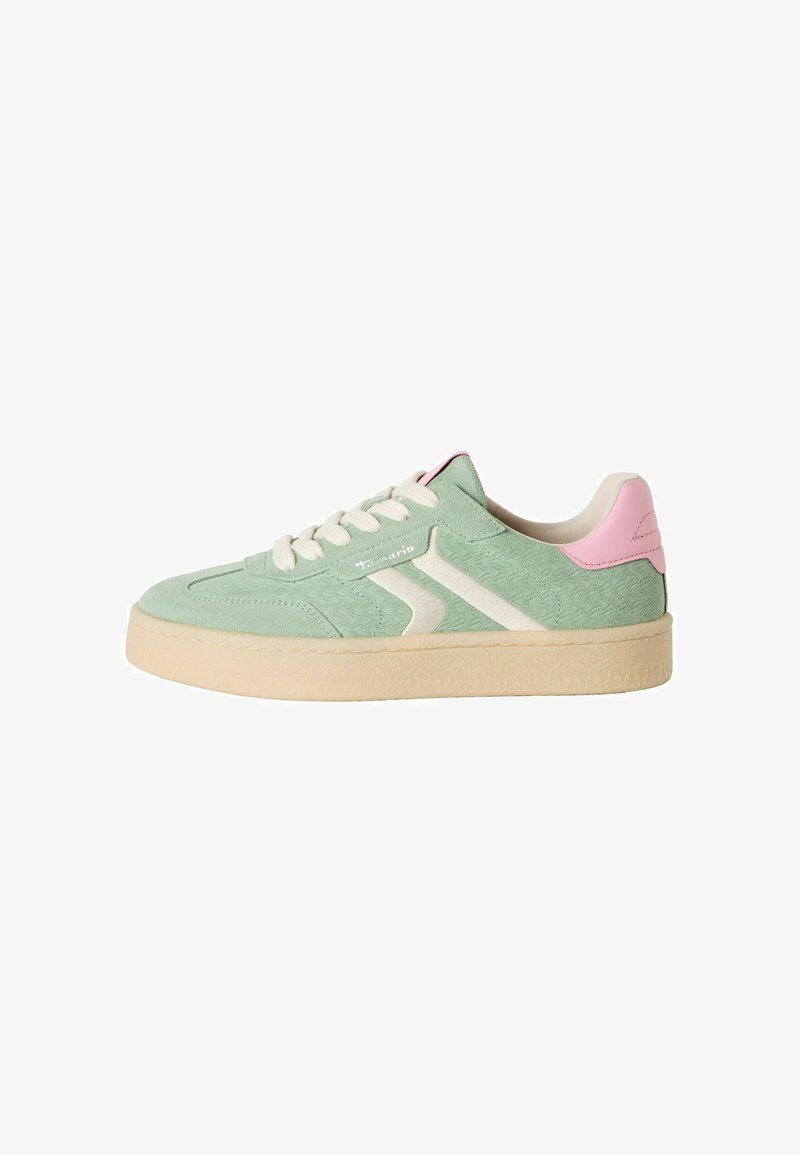 Baskets en daim vert avec des lacets crème et un design texturé. Présente des accents roses sur le talon et une semelle en caoutchouc beige.