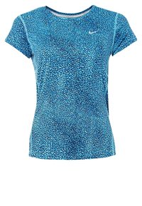 Blå atletisk t-tröja gjord av texturerad tyg, med ett spräckligt mönster i olika nyanser av blått och korta ärmar med rund halsdesign.