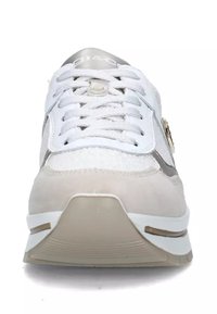 Sneaker atletica bianca con tomaia in camoscio e rete, suola in gomma testurizzata, dettagli argentati e particolari beige a contrasto. Lacci visibili.