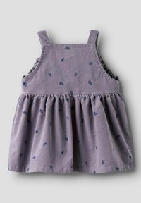 Lilla kordfløyelskjole med volangstropp, utsvingt skjørt og små blomstertrykk i blått og grønt. Strukturert, med rynket midje.