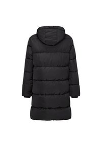 Cappotto imbottito nero con cappuccio, caratterizzato da sezioni cucite orizzontalmente, maniche lunghe e polsini elastici. Tessuto liscio, senza hardware visibile.