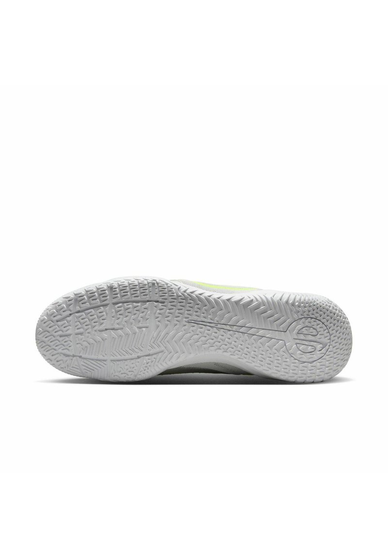 Podeszwa buta z teksturową gumową powierzchnią, w kolorze białym, z wzorowanym bieżnikiem dla lepszej przyczepności. Zawiera wytłoczone logo.