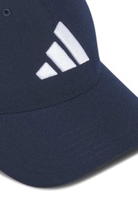 Granatowa czapka bejsbolowa z białą wyszywaną trójpaskową logo na przedniej części z widocznymi detalami szycia.