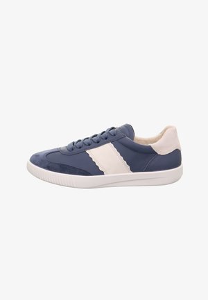 Sneaker blu navy con striscia laterale bianca, linguetta beige sul tallone, chiusura frontale con lacci e suola in gomma bianca mostrata di profilo.