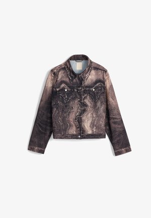 Jeansjack met een vervaagde zwart-en-bruinwaspatroon, knoopsluiting aan de voorkant, puntige kraag en borstzakken op een gestructureerd silhouet.