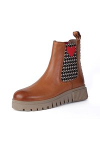 Brązowe skórzane botki Chelsea z houndstooth materiałową wstawką, akcentem w kształcie czerwonego serca oraz masywną beżową gumową podeszwą z wzorzystą teksturą.