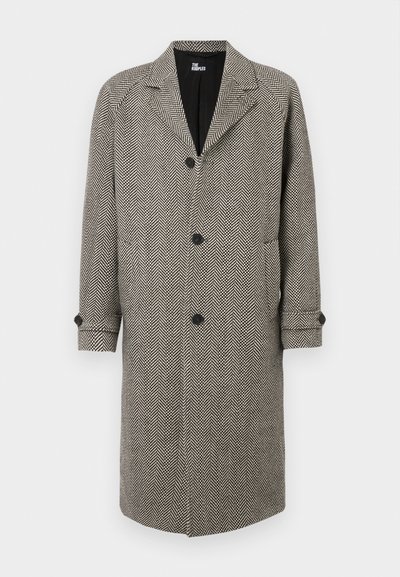 Kaput s uzorkom riblja kost u crno-bijeloj boji, s reverima, pet dugmadi i zavijenim rukavima. Izrađen od teksturirane tkanine.