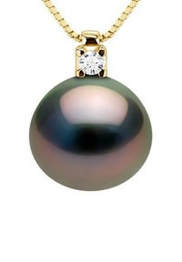 Gouden ketting met een grote, donkere, iriserende parel als hanger en een ronde, heldere edelsteen die aan de bovenkant is bevestigd. Glad, reflecterend oppervlak.