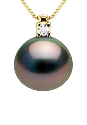 Collier en or avec un grand pendentif en perle irisée sombre et une gemme claire ronde fixée en haut. Texture lisse et réfléchissante.