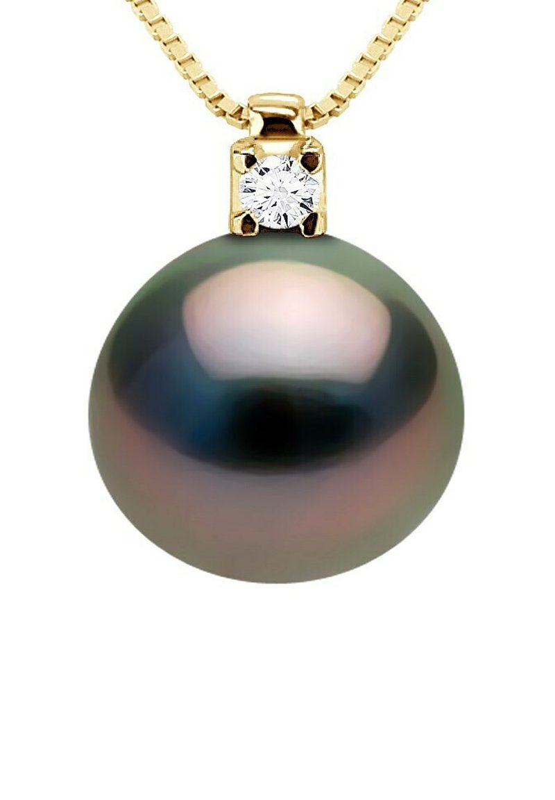 Gouden ketting met een grote, donkere, iriserende parel als hanger en een ronde, heldere edelsteen die aan de bovenkant is bevestigd. Glad, reflecterend oppervlak.