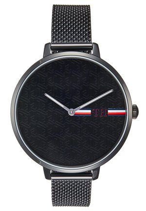 Zwart horloge met een gestructureerde wijzerplaat, zilveren wijzers en een rood-wit-blauwe streep over het midden met de initialen TH op een metalen mesh bandje.