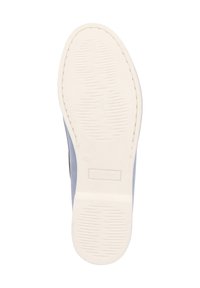 Schuhsohle aus strukturiertem Gummi in Weiß, akzentuiert durch einen sanften blauen oberen Teil und subtile Stichdetails.