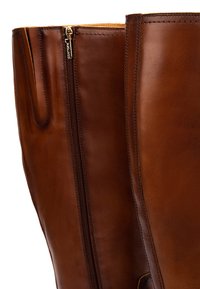 Stivali alti fino al ginocchio in pelle marrone con zip laterale, caratterizzati da una texture liscia, cuciture dettagliate e una forma solida e ben strutturata.