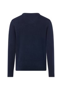 Marineblauwe gebreide trui met lange mouwen, ronde hals en geribde manchetten en zoom. Gladde textuur, minimale details en geen zichtbare patronen.