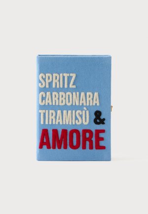 Portefeuille en tissu bleu avec texte blanc en relief "SPRITZ CARBONARA TIRAMISÙ", symbole noir "&" et "AMORE" rouge sur le devant.
