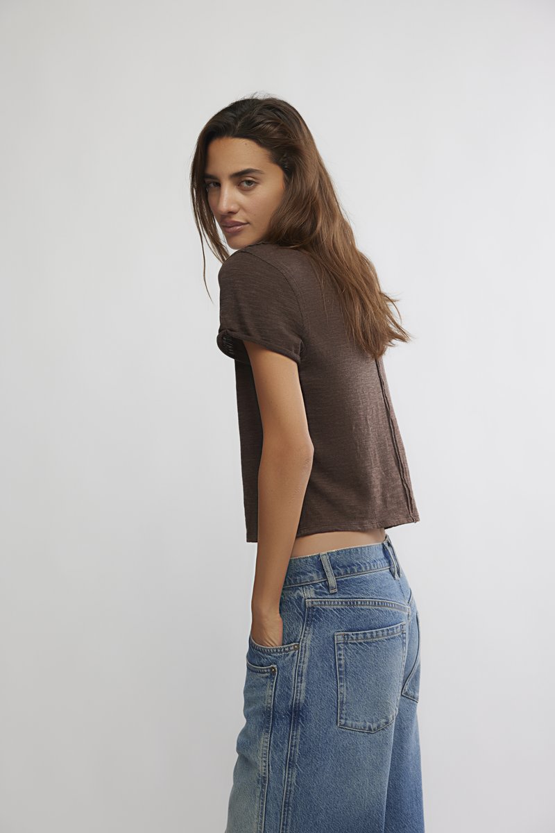 DESIGN - T-shirt à manches courtes avec ourlet asymétrique en satin et dentelle - Gris