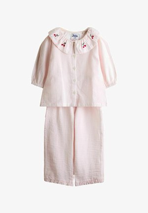 Šviesiai rožinės spalvos dviejų dalių tekstūruotas kūdikio drabužis su ilgomis rankovėmis, priekyje užsegamas mygtukais, plačiais kelnėmis ir raukšlėtu apykakle, išsiuvinėta vyšniomis.