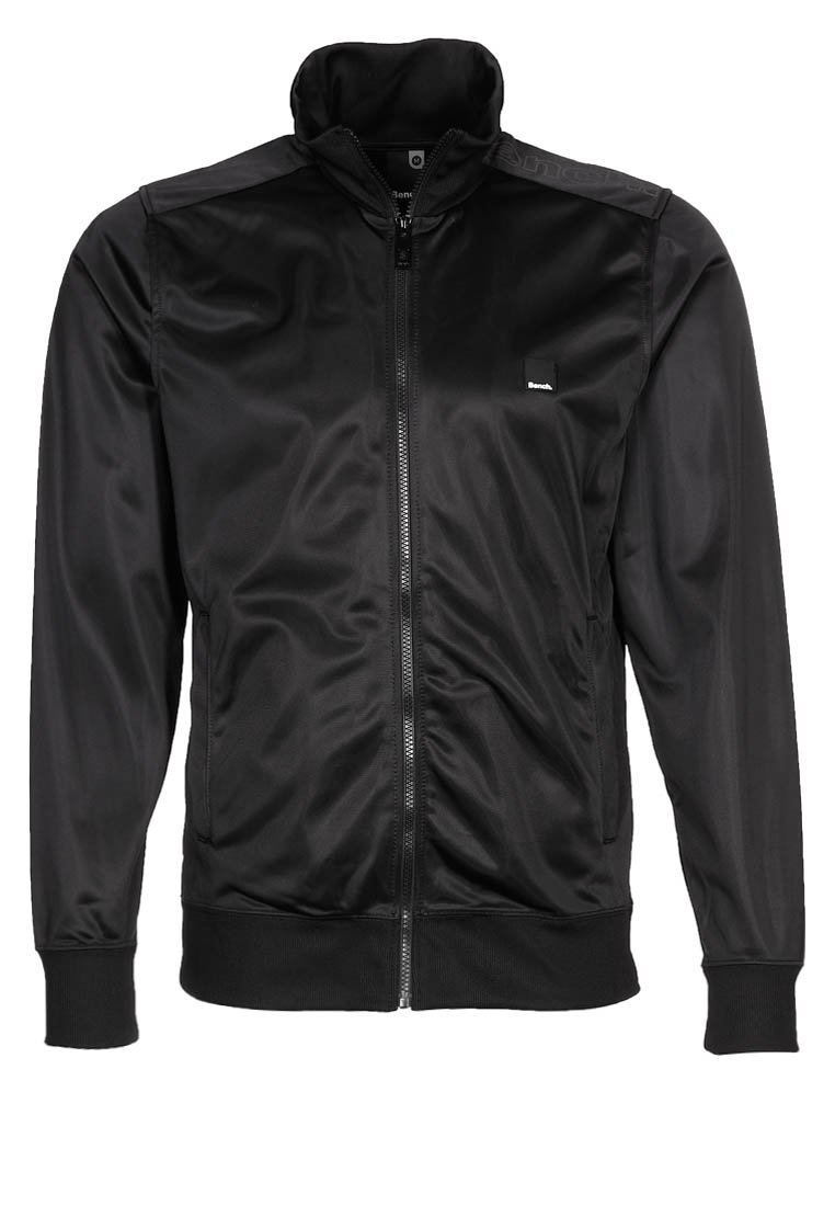 Černá bunda na zip vyrobená z hladké, lehké tkaniny. Má stojací límec a žebrované manžety s malým logem na hrudi.