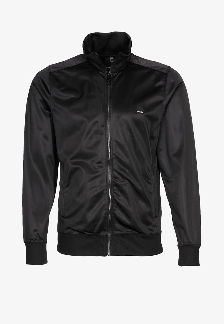 Černá bunda na zip vyrobená z hladké, lehké tkaniny. Má stojací límec a žebrované manžety s malým logem na hrudi.