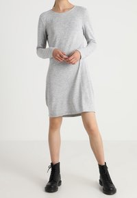 Vero Moda Stickad klänning - mottled light grey