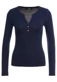 Marinblus med lång ärm och Henley-krage, tre guldknappar och en figurnära silhuett. Gjord av mjukt, lätt tyg med en slät yta.