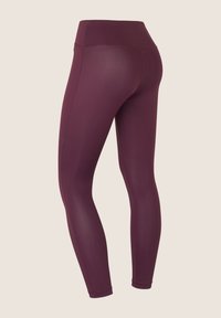 Leggings color granate con cintura alta, textura suave, ajuste entallado y costuras cosidas, diseñados para ofrecer comodidad y flexibilidad durante su uso.