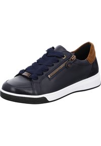 Marineblaue Leder-Sneaker mit marineblauen Schnürsenkeln, seitlichem Reißverschlussdetail, sandfarbenen Wildlederelementen und einer weißen Gummisohle, die eine strukturierte Zehenpartie und eine schwarze Laufsohle aufweist.